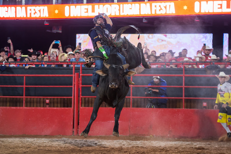 Circuito nacional de rodeio coroa jovem peão de 20 anos em