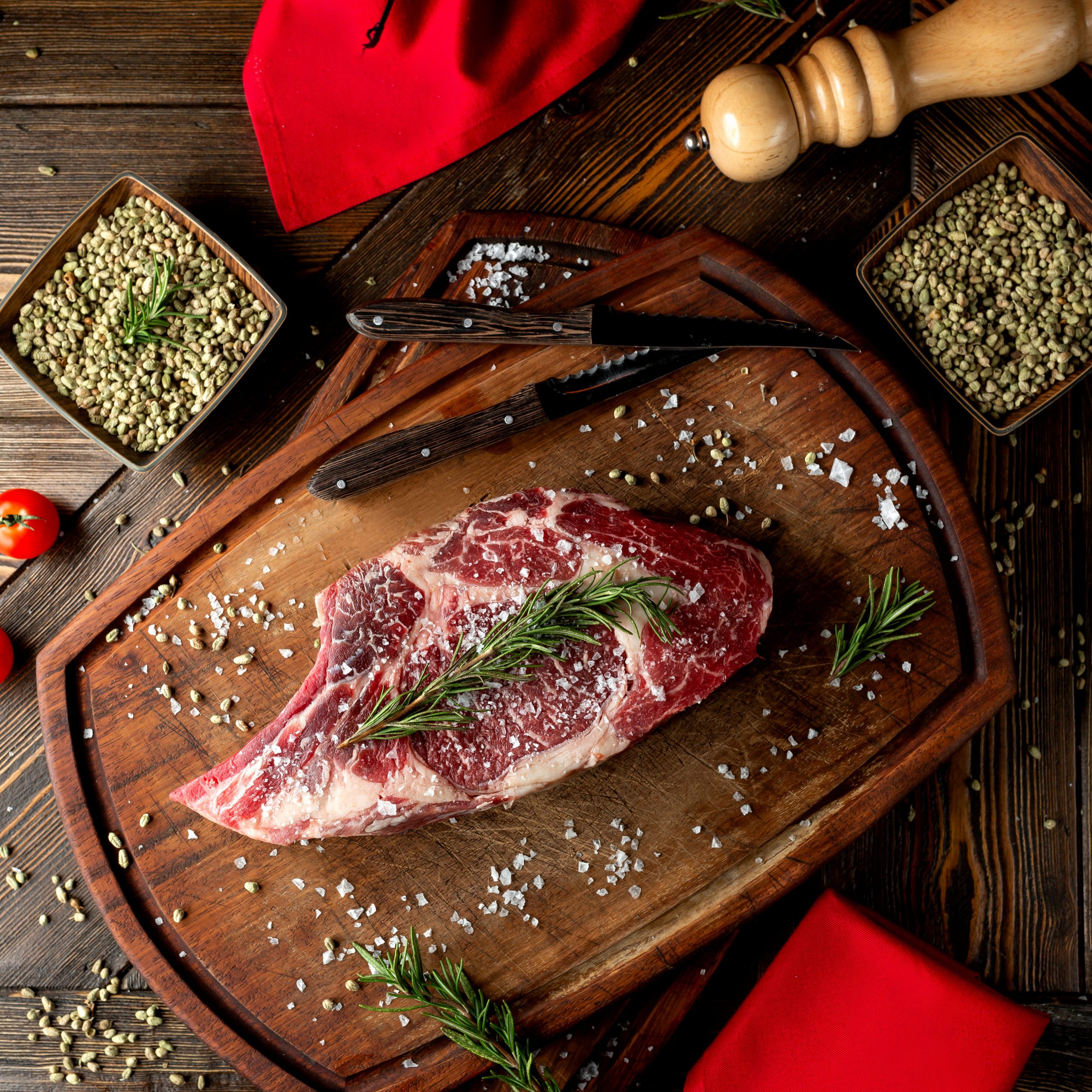 fatia-de-carne-crua-coberta-com-ervas-e-sal