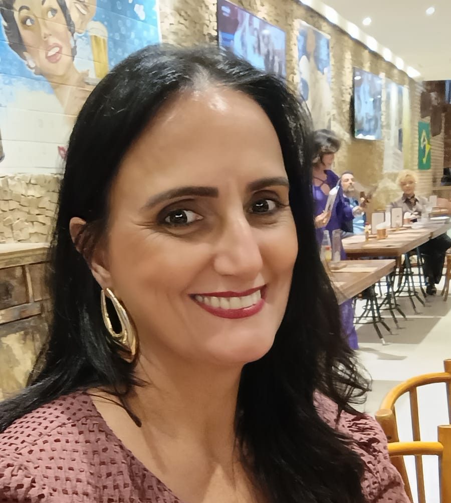 A escritora barretense Simoni Marques lança neste sábado (26), em Barretos (SP), o livro _EnvelheSer – Experiências que Ensinam, Decisões que Transformam_