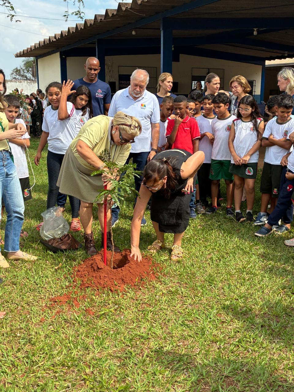 Instituto Mark’s participa de ação ambiental com plantio de 41 árvores